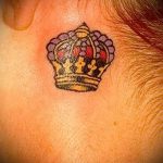 korona a fül mögött tetoválás - fotók a kész tetoválásokról 3