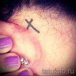 kereszt a fül tetoválása mögött - fotók a kész tetoválási lehetőségekről 4
