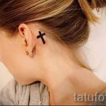 tetováló kereszt a fül mögött - fotók a kész tetoválások lehetőségeiről 5