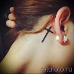 tetováló kereszt a fül mögött - fényképek a kész tetoválások lehetőségeiről 6