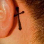 kereszt a fül tetoválása mögött - fotók a kész tetoválási lehetőségekről 7