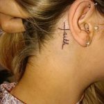 kereszt a fül tetoválása mögött - fotók a kész tetoválási lehetőségekről 9