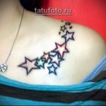 sok színes csillag tetoválás a lány kulcscsontján