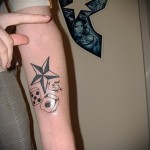 csillag és kocka tetoválás a kezében