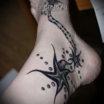 tengeri csillag tetoválás a lábán