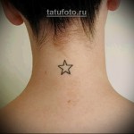 csillag tetoválás a lány tarkóján