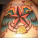 csillag és szárny tetoválás a vállán