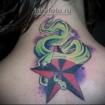 csillagtetoválás a lapockák között - színes rajz