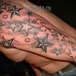 sok csillag egy tetoválásban, ujja a fickó karján