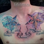 Csillag és koponya tetoválás a mellkas vállán