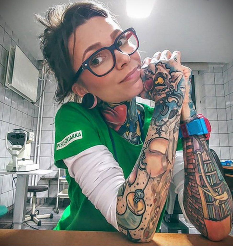 @carolinefullcolour - wytatuowany sanitariusz - zdjęcie dla 54