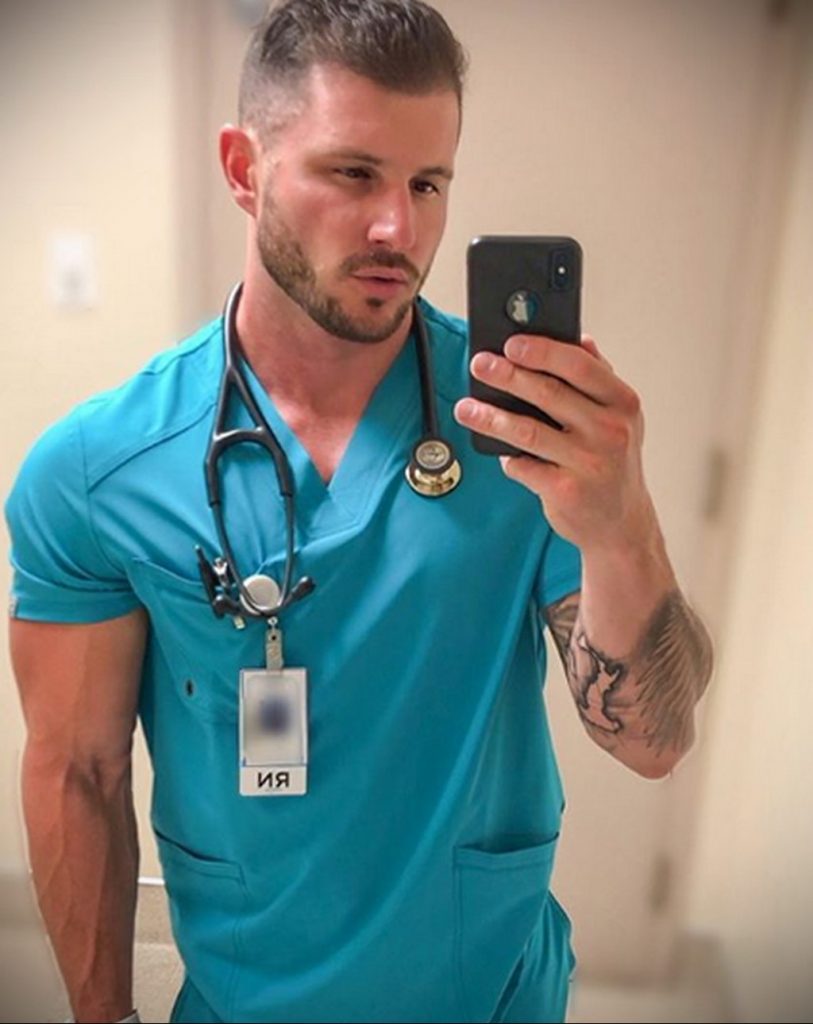 @jleofit_nurse - wytatuowany sanitariusz - zdjęcie dla 1