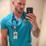 @jleofit_nurse - wytatuowany sanitariusz - zdjęcie dla 1