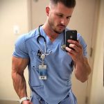 @jleofit_nurse - wytatuowany sanitariusz - zdjęcie dla 4