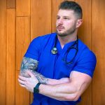 @jleofit_nurse - wytatuowany sanitariusz - zdjęcie dla 6