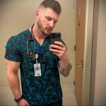 @jleofit_nurse - wytatuowany sanitariusz - zdjęcie dla 7