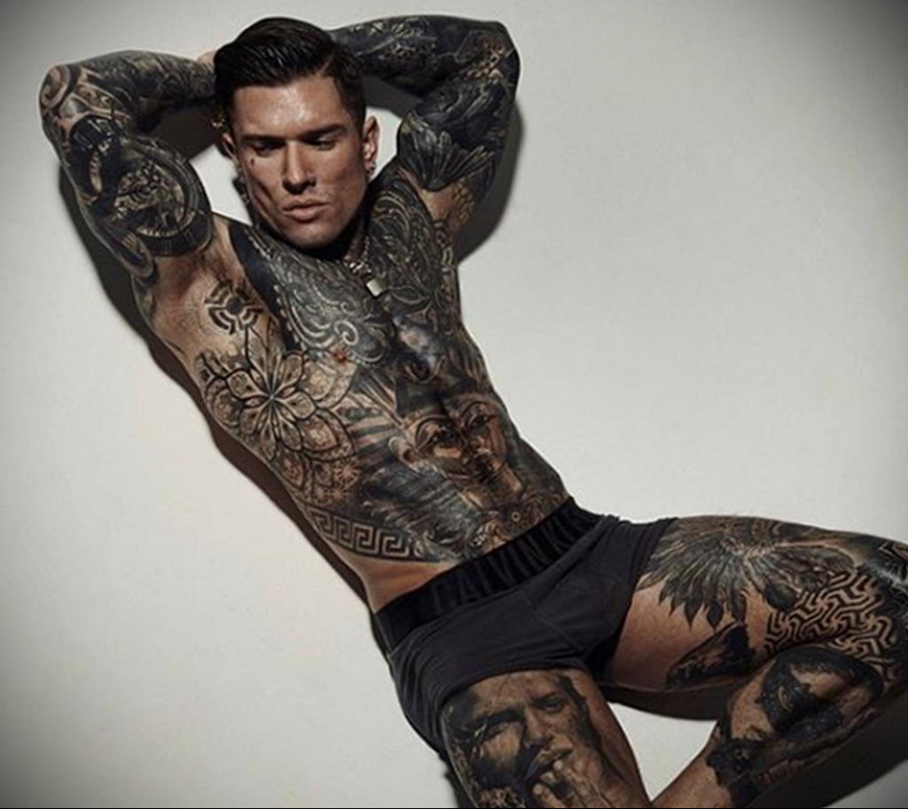 Travis DesLaurier - andrewengland88 - zdjęcie mężczyzny z pięknym ciałem i tatuażami za 9