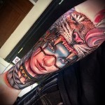 tetováló lány indiai tigrisbőr a kezén