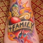 tűz és a FAMILY tetoválás felirat a lábán férfiaknak