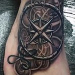 szélrózsa tengeri témájú tetoválás a lábán a férfiak számára