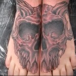 koponyatetoválás a lábán férfiaknak