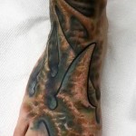 szokatlan tetoválás a lábán a férfiak számára