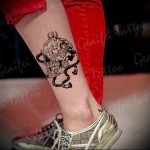 koponya és rózsafüzér tetoválás a lábán a férfiak számára