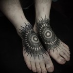 nagy mandala tetoválás a lábán férfiaknak