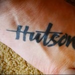 betűk szavakkal tetoválás a lábán a férfiak számára