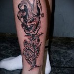 tréfa és absztrakciós tetoválás a lábán a férfiak számára