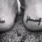 felirat szabadon angol tetoválás a lábán a férfiak számára