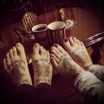 horgony és kormánykerék tetoválás a lábán a férfiak számára