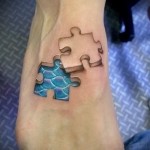 kirakós tetoválás a lábán a férfiak számára