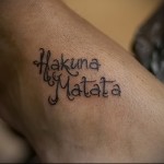 hakuna matata - tetoválás a lábakon férfiaknak