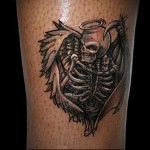 chkelet angyal szárnyakkal és glóriás tetoválással a lábán férfiaknak