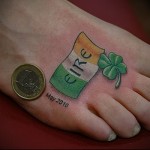 lóhere és zászló tetoválás a lábán a férfiak számára