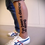 nagy betűs tetoválás a lábán a férfiak számára