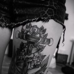 Horgony tetoválás a lány bal combján