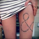 tetoválás a lábán - a végtelenség szimbóluma a feliratokból