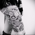 koponya és hullámok tetoválás a lábán