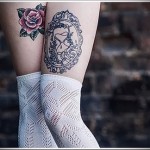 tetováló tükör és homokóra a lábán