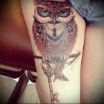 bagoly tetoválás ül egy ágon, és kulcsot tart a mancsában