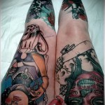 nagy és színes tetoválások a lány lábán