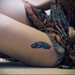 kék toll tetoválás lánynak