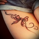 íj és monogram tetoválás lánynak