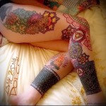 fekete munka tetoválás és virágok - a lábán egy lány számára