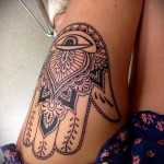 tenyér tetoválás feliratos szemmel a lábán egy lány számára