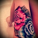 kék és vörös rózsa tetoválás