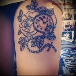 tetoválás vintage óra egy láncon a lábán egy lány számára