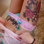 nagy tetoválás rózsákkal és egy órával a lábán egy lány számára